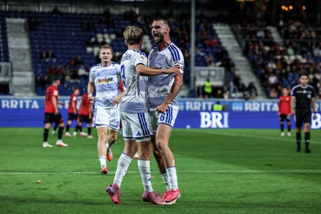 Fussball, 3.Liga Saison 2026 2027 7.Spieltag SV Wehen Wiesbaden - MSV Duisburg 20.09.2026, BRITA-Arena Torjubel MSV Duisburg nach dem Tor zum 3-0 durch Frederik Christensen (MSV Duisburg, 3) die Spieler freuen sich Wiesbaden BRITA-Arena Hessen Deutschland