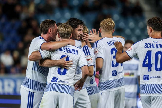 Fussball, 3.Liga Saison 2026 2027 7.Spieltag SV Wehen Wiesbaden - MSV Duisburg 20.09.2026, BRITA-Arena Torjubel MSV Duisburg nach dem Tor zum 3-0 durch Frederik Christensen (MSV Duisburg, 3) die Spieler freuen sich Wiesbaden BRITA-Arena Hessen Deutschland