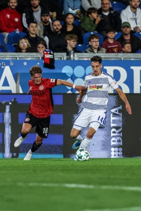 Fussball, 3.Liga Saison 2026 2027 7.Spieltag SV Wehen Wiesbaden - MSV Duisburg 20.09.2026, BRITA-Arena Fabian Greilinger (Wiesbaden, 18) Conor Noß (MSV Duisburg,14) Zweikampf Wiesbaden BRITA-Arena Hessen Deutschland