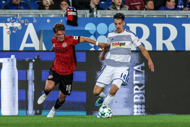 Fussball, 3.Liga Saison 2026 2027 7.Spieltag SV Wehen Wiesbaden - MSV Duisburg 20.09.2026, BRITA-Arena Fabian Greilinger (Wiesbaden, 18) Conor Noß (MSV Duisburg,14) Zweikampf Wiesbaden BRITA-Arena Hessen Deutschland
