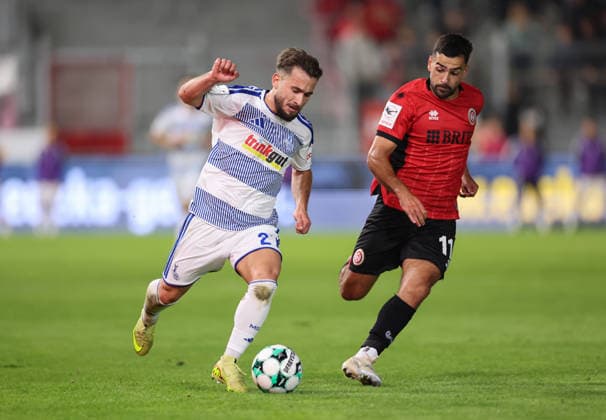 20.09.2026, Fussball 3. Liga, SV Wehen Wiesbaden - MSV Duisburg, v.l., Can Coskun (MSV Duisburg), Tarik Gözüsirin (SV Wehen Wiesbaden) DFL DFB REGULATIONS PROHIBIT ANY USE OF PHOTOGRAPHS AS IMAGE SEQUENCES AND OR QUASI-VIDEO. xdcx Copyright: HMBxMedia Claus