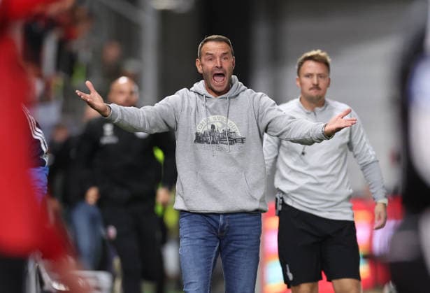 20.09.2026, Fussball 3. Liga, SV Wehen Wiesbaden - MSV Duisburg, v.l., Trainer Dietmar Hirsch (MSV Duisburg) gibt Anweisungen, gestikuliert, mit den Armen gestikulieren, gives instructions, gesticulate DFL DFB REGULATIONS PROHIBIT ANY USE OF PHOTOGRAPHS AS IMAGE SEQUENCES AND OR QUASI-VIDEO. xdcx Copyright: HMBxMedia Claus