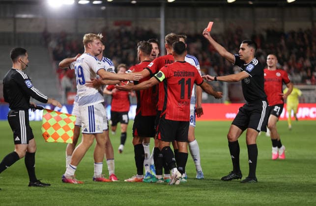 20.09.2026, Fussball 3. Liga, SV Wehen Wiesbaden - MSV Duisburg, v.l., Schiedsrichter Cengiz Kabalakli zeigt Tarik Gözüsirin (SV Wehen Wiesbaden) die Rote Karte, red card for, Platzverweis, Game Misconduct DFL DFB REGULATIONS PROHIBIT ANY USE OF PHOTOGRAPHS AS IMAGE SEQUENCES AND OR QUASI-VIDEO. xdcx Copyright: HMBxMedia Claus