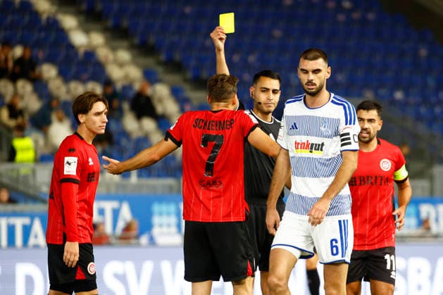 20.09.2026, xavx, Fussball 3.Liga, SV Wehen Wiesbaden - MSV Duisburg v.l. Referee Schiedsrichter Cengiz Kabalakli zeigt die Gelbe Karte fuer, shows yellow card to Lukas Schleimer (SV Wehen Wiesbaden), Wiesbaden