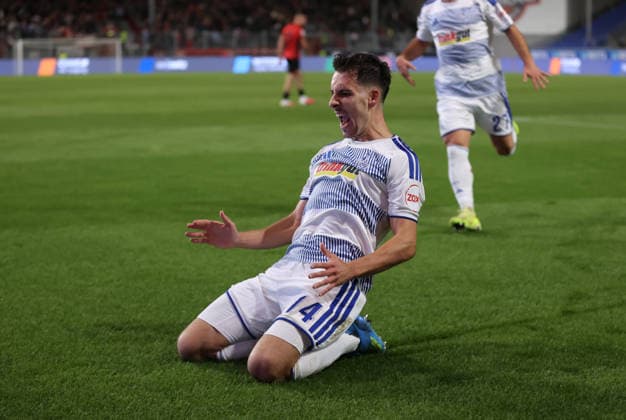 20.09.2026, Fussball 3. Liga, SV Wehen Wiesbaden - MSV Duisburg, v.l., Torjubel zum 1:4 durch Conor Noß (MSV Duisburg), Goal celebration, celebrate the goal DFL DFB REGULATIONS PROHIBIT ANY USE OF PHOTOGRAPHS AS IMAGE SEQUENCES AND OR QUASI-VIDEO. xdcx Copyright: HMBxMedia Claus