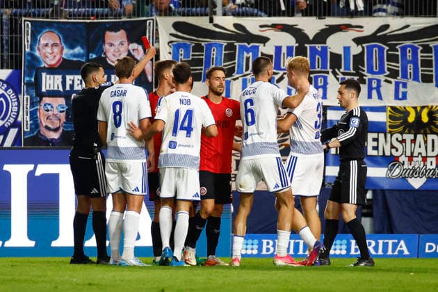 20.09.2026, xavx, Fussball 3.Liga, SV Wehen Wiesbaden - MSV Duisburg v.l. Referee Schiedsrichter Cengiz Kabalakli zeigt die Rote Karte fuer, shows red card to Tarik Gözüsirin (SV Wehen Wiesbaden) Wiesbaden