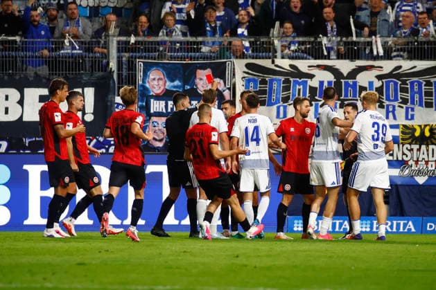20.09.2026, xavx, Fussball 3.Liga, SV Wehen Wiesbaden - MSV Duisburg v.l. Referee Schiedsrichter Cengiz Kabalakli zeigt die Rote Karte fuer, shows red card to Tarik Gözüsirin (SV Wehen Wiesbaden) Wiesbaden