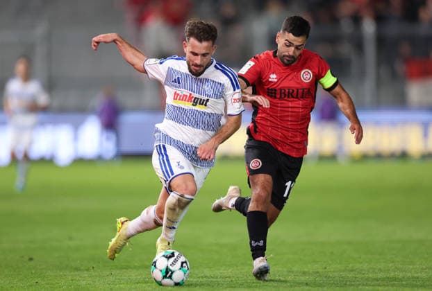 20.09.2026, Fussball 3. Liga, SV Wehen Wiesbaden - MSV Duisburg, v.l., Can Coskun (MSV Duisburg), Tarik Gözüsirin (SV Wehen Wiesbaden) DFL DFB REGULATIONS PROHIBIT ANY USE OF PHOTOGRAPHS AS IMAGE SEQUENCES AND OR QUASI-VIDEO. xdcx Copyright: HMBxMedia Claus