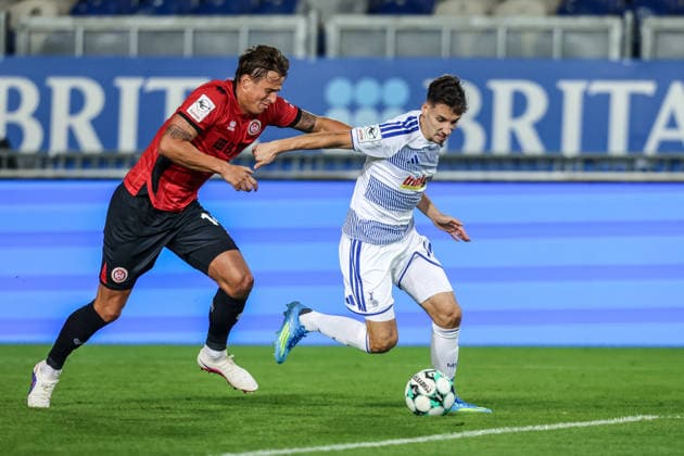 Fussball, 3.Liga Saison 2026 2027 7.Spieltag SV Wehen Wiesbaden - MSV Duisburg 20.09.2026, BRITA-Arena Michael Schultz (Wiesbaden, 14) Dominik Kother (MSV Duisburg, 11) Wiesbaden BRITA-Arena Hessen Deutschland