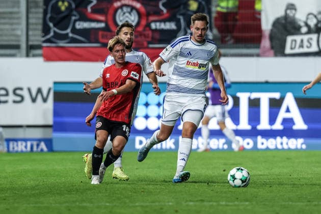 Fussball, 3.Liga Saison 2026 2027 7.Spieltag SV Wehen Wiesbaden - MSV Duisburg 20.09.2026, BRITA-Arena Fabian Greilinger (Wiesbaden, 18) Aljaz Casar (MSV Duisburg, 8) Zweikampf Wiesbaden BRITA-Arena Hessen Deutschland
