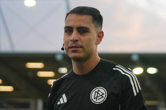Deutschland: Fußball 3. Liga 2026 2027, 7. Spieltag - SV Wehen Wiesbaden vs MSV Duisburg - Brita-Arena (Wiesbaden): Cengiz KabalaklÄ± (Schiedsrichter) Portraitfoto, Portrait, Einzelaufnahme, Porträt Copyright: xTobiasxWentzellx