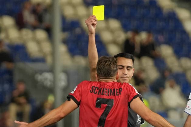 Deutschland: Fußball 3. Liga 2026 2027, 7. Spieltag - SV Wehen Wiesbaden vs MSV Duisburg - Brita-Arena (Wiesbaden): Cengiz KabalaklÄ± (Schiedsrichter) gibt Lukas Schleimer (SVW, 7) die Gelbe Karte Copyright: xTobiasxWentzellx