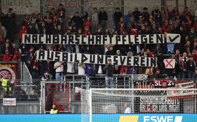 20.09.2026, Fussball 3. Liga, SV Wehen Wiesbaden - MSV Duisburg, v.l., Wehen-Fans protestieren DFL DFB REGULATIONS PROHIBIT ANY USE OF PHOTOGRAPHS AS IMAGE SEQUENCES AND OR QUASI-VIDEO. xdcx Copyright: HMBxMedia Claus