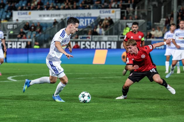 Fussball, 3.Liga Saison 2026 2027 7.Spieltag SV Wehen Wiesbaden - MSV Duisburg 20.09.2026, BRITA-Arena Conor Noß (MSV Duisburg,14) Fabian Greilinger (Wiesbaden, 18) Wiesbaden BRITA-Arena Hessen Deutschland