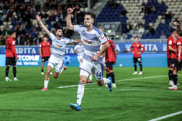 Fussball, 3.Liga Saison 2026 2027 7.Spieltag SV Wehen Wiesbaden - MSV Duisburg 20.09.2026, BRITA-Arena Torjubel MSV Duisburg nach dem Tor zum 4-1 durch Conor Noß (MSV Duisburg,14) die Spieler freuen sich Wiesbaden BRITA-Arena Hessen Deutschland