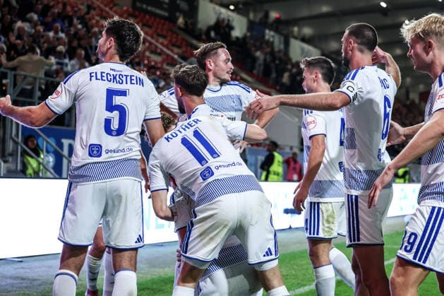 Fussball, 3.Liga Saison 2026 2027 7.Spieltag SV Wehen Wiesbaden - MSV Duisburg 20.09.2026, BRITA-Arena Torjubel MSV Duisburg nach dem Tor zum 4-1 durch Conor Noß (MSV Duisburg,14) die Spieler freuen sich Wiesbaden BRITA-Arena Hessen Deutschland