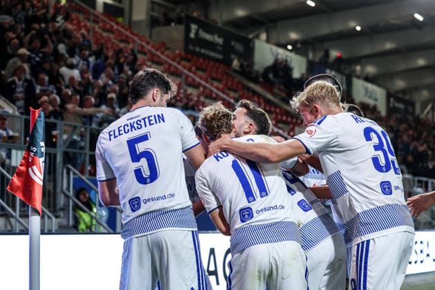 Fussball, 3.Liga Saison 2026 2027 7.Spieltag SV Wehen Wiesbaden - MSV Duisburg 20.09.2026, BRITA-Arena Torjubel MSV Duisburg nach dem Tor zum 4-1 durch Conor Noß (MSV Duisburg,14) die Spieler freuen sich Wiesbaden BRITA-Arena Hessen Deutschland