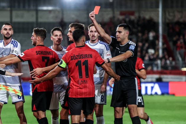 Fussball, 3.Liga Saison 2026 2027 7.Spieltag SV Wehen Wiesbaden - MSV Duisburg 20.09.2026, BRITA-Arena Rote Karte für Tarik Gözüsirin (Wiesbaden, 11) von Schiedsrichter Cengiz Kabalakli Wiesbaden BRITA-Arena Hessen Deutschland
