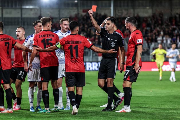 Fussball, 3.Liga Saison 2026 2027 7.Spieltag SV Wehen Wiesbaden - MSV Duisburg 20.09.2026, BRITA-Arena Rote Karte für Tarik Gözüsirin (Wiesbaden, 11) von Schiedsrichter Cengiz Kabalakli Wiesbaden BRITA-Arena Hessen Deutschland