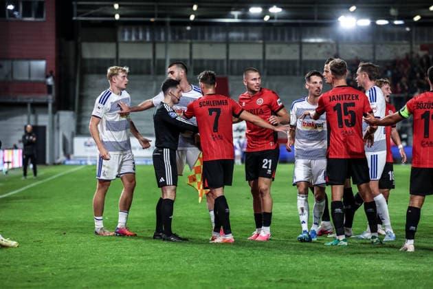 Fussball, 3.Liga Saison 2026 2027 7.Spieltag SV Wehen Wiesbaden - MSV Duisburg 20.09.2026, BRITA-Arena Auseinandersetzung auf dem Spielfeld Wiesbaden BRITA-Arena Hessen Deutschland