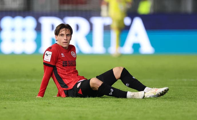 20.09.2026, Fussball 3. Liga, SV Wehen Wiesbaden - MSV Duisburg, v.l., Max Brandt (SV Wehen Wiesbaden) enttaeuscht, enttaeuscht schauend, dissapointed, traurig, frustiert, frust, gefrustet, frustrated DFL DFB REGULATIONS PROHIBIT ANY USE OF PHOTOGRAPHS AS IMAGE SEQUENCES AND OR QUASI-VIDEO. xdcx Copyright: HMBxMedia Claus