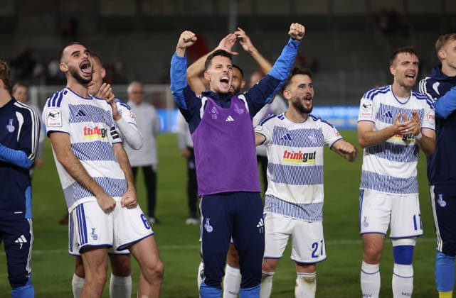 20.09.2026, Fussball 3. Liga, SV Wehen Wiesbaden - MSV Duisburg, v.l., Rasim Bulic (MSV Duisburg), Can Coskun (MSV Duisburg), Max Besuschkow (MSV Duisburg) jubelnd bejubelt jubelt jubeln celebrate DFL DFB REGULATIONS PROHIBIT ANY USE OF PHOTOGRAPHS AS IMAGE SEQUENCES AND OR QUASI-VIDEO. xdcx Copyright: HMBxMedia Claus