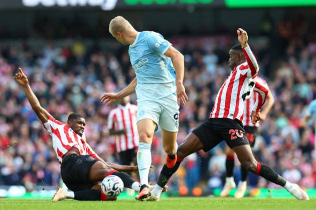 20th September 2026; Etihad Stadium, Manchester, England; Premier League Football, Manchester City versus Sunderland; Erling Haaland of Manchester City flanked by Kevin Danso and Nordi Mukiele of Sunderland RogerxEvans