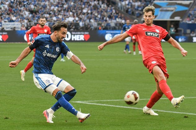 v. li. im Kampf um den Ball Kenan Karaman (Schalke 19) Maximilian Rohr (Elversberg 31) 20.09.2026 ¢ Fussball ¢ FC Schalke 04 vs SV 07 Elversberg, Veltins-Arena, Gelsenkirchen, DFB DFL REGULATIONS PROHIBIT ANY USE OF PHOTOGRAPHS AS IMAGE SEQUENCES AND OR QUASI-VIDEO NRW Germany