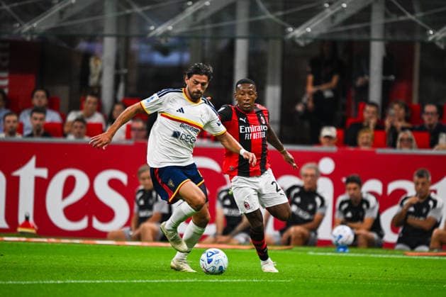 AC Milan v US Lecce - Serie A 2026 27 Pervis Estupinan of AC Milan fights for the ball during the Serie A soccer match between AC Milan and US Lecce at the Giuseppe Meazza San Siro stadium in Milan, Italy, on September 20, 2026. Milano Italy Italy  Copyright: xTizianoxBallabiox originalFilename:ballabio-acmilana260920_npuIJ.jpg