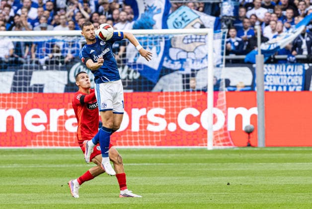 1. Bundesliga: FC Schalke 04 - SV Elversberg; 20.09.2026 Lukas Pinckert (SV Elversberg, 19), Edin Dzeko (FC Schalke 04, 10) 1. Fußball Bundesliga 4.Spieltag: FC Schalke 04 - SV Elversberg; Veltins Arena, Gelsenkirchen; 20.09.2026 DFL regulations prohibit any use of photographs as image sequences and or quasi video. Copyright: xBEAUTIFULxSPORTS Buriakovx