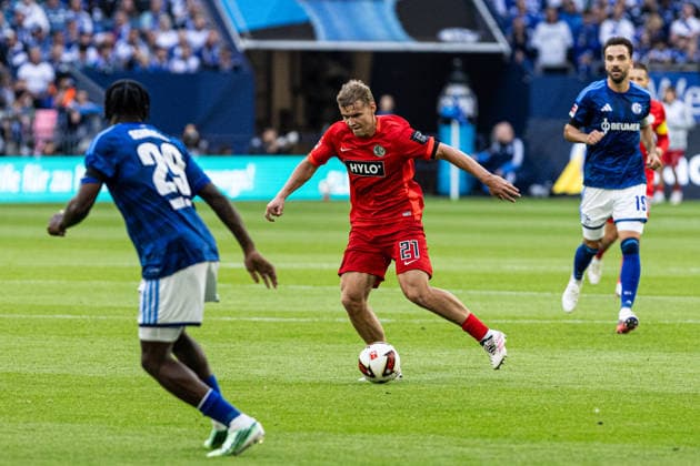 1. Bundesliga: FC Schalke 04 - SV Elversberg; 20.09.2026 Lasse Günther (SV Elversberg, 21), Junior Dina Ebimbe (FC Schalke 04, 29). 1. Fußball Bundesliga 4.Spieltag: FC Schalke 04 - SV Elversberg; Veltins Arena, Gelsenkirchen; 20.09.2026 DFL regulations prohibit any use of photographs as image sequences and or quasi video. Copyright: xBEAUTIFULxSPORTS Buriakovx
