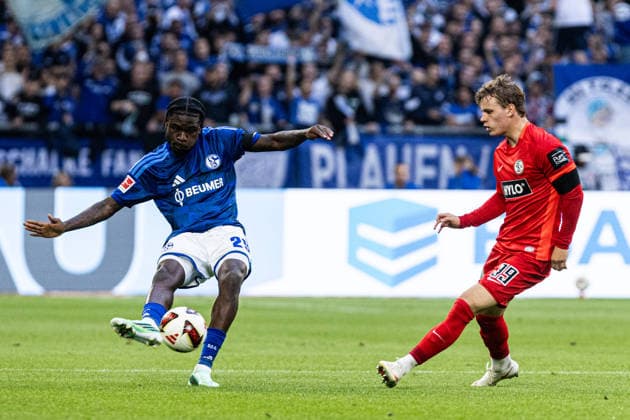 1. Bundesliga: FC Schalke 04 - SV Elversberg; 20.09.2026 Junior Dina Ebimbe (FC Schalke 04, 29) Cole Campbell (SV Elversberg, 39) 1. Fußball Bundesliga 4.Spieltag: FC Schalke 04 - SV Elversberg; Veltins Arena, Gelsenkirchen; 20.09.2026 DFL regulations prohibit any use of photographs as image sequences and or quasi video. Copyright: xBEAUTIFULxSPORTS Buriakovx