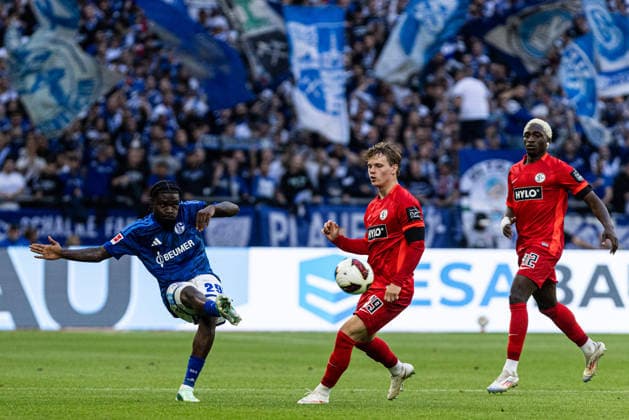 1. Bundesliga: FC Schalke 04 - SV Elversberg; 20.09.2026 Junior Dina Ebimbe (FC Schalke 04, 29) Cole Campbell (SV Elversberg, 39) 1. Fußball Bundesliga 4.Spieltag: FC Schalke 04 - SV Elversberg; Veltins Arena, Gelsenkirchen; 20.09.2026 DFL regulations prohibit any use of photographs as image sequences and or quasi video. Copyright: xBEAUTIFULxSPORTS Buriakovx