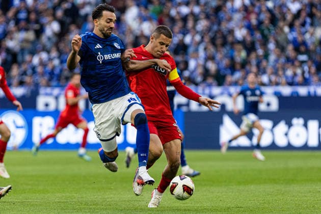 1. Bundesliga: FC Schalke 04 - SV Elversberg; 20.09.2026 Kenan Karaman (FC Schalke 04, 19), Lukas Pinckert (SV Elversberg, 19) 1. Fußball Bundesliga 4.Spieltag: FC Schalke 04 - SV Elversberg; Veltins Arena, Gelsenkirchen; 20.09.2026 DFL regulations prohibit any use of photographs as image sequences and or quasi video. Copyright: xBEAUTIFULxSPORTS Buriakovx
