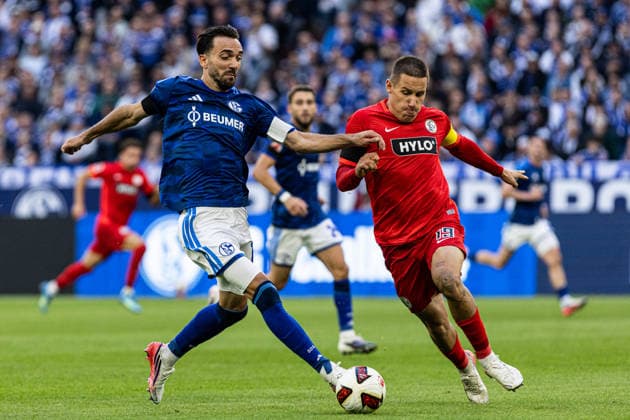 1. Bundesliga: FC Schalke 04 - SV Elversberg; 20.09.2026 Kenan Karaman (FC Schalke 04, 19), Lukas Pinckert (SV Elversberg, 19) 1. Fußball Bundesliga 4.Spieltag: FC Schalke 04 - SV Elversberg; Veltins Arena, Gelsenkirchen; 20.09.2026 DFL regulations prohibit any use of photographs as image sequences and or quasi video. Copyright: xBEAUTIFULxSPORTS Buriakovx