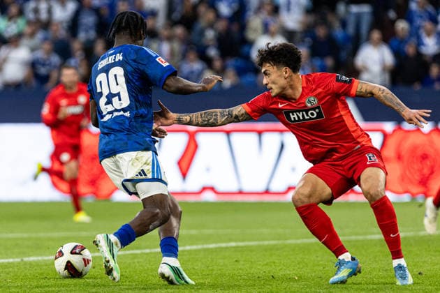 1. Bundesliga: FC Schalke 04 - SV Elversberg; 20.09.2026 Junior Dina Ebimbe (FC Schalke 04, 29), Nicholas Mickelson (SV Elversberg, 2) 1. Fußball Bundesliga 4.Spieltag: FC Schalke 04 - SV Elversberg; Veltins Arena, Gelsenkirchen; 20.09.2026 DFL regulations prohibit any use of photographs as image sequences and or quasi video. Copyright: xBEAUTIFULxSPORTS Buriakovx