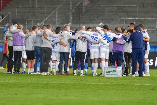 Deutschland: Fußball 3. Liga 2026 2027, 7. Spieltag - SV Wehen Wiesbaden vs MSV Duisburg - Brita-Arena (Wiesbaden): Der Kreis von MSV Duisburg nach dem Sieg in Wiesbaden Copyright: xTobiasxWentzellx