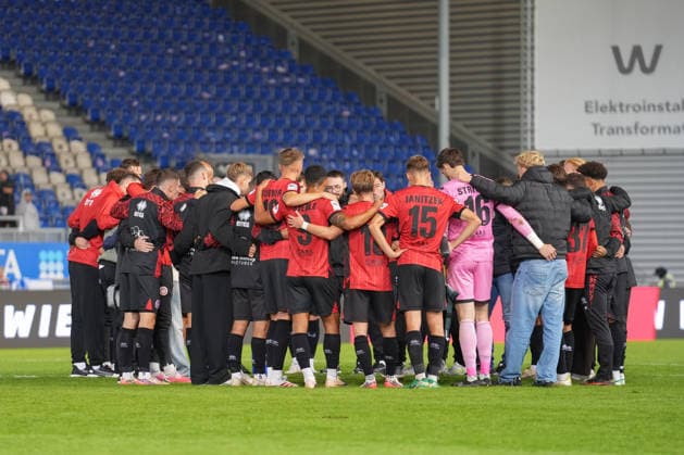 Deutschland: Fußball 3. Liga 2026 2027, 7. Spieltag - SV Wehen Wiesbaden vs MSV Duisburg - Brita-Arena (Wiesbaden): Kreis von SV Wehen Wiesbaden nach Abpfiff Copyright: xTobiasxWentzellx
