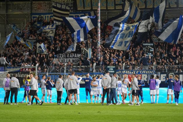 Deutschland: Fußball 3. Liga 2026 2027, 7. Spieltag - SV Wehen Wiesbaden vs MSV Duisburg - Brita-Arena (Wiesbaden): Die MSV Spieler nach dem Sieg in Wiesbaden bei ihren Fans. Zuschauer, Fans, Tribüne, Fahne, Transparent, Spruchband, Choreographie, Fanchoreo, Copyright: xTobiasxWentzellx