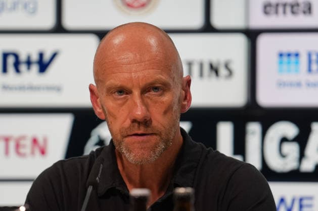 Deutschland: Fußball 3. Liga 2026 2027, 7. Spieltag - SV Wehen Wiesbaden vs MSV Duisburg - Brita-Arena (Wiesbaden): Frank Steinmetz (Cheftrainer SVW) Pressekonferenz, Medien, Mimik, Gesichtsausdruck, Emotion, Portraitfoto, Portrait, Einzelaufnahme, Porträt Copyright: xTobiasxWentzellx