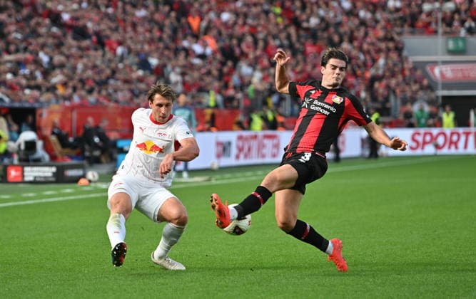 (l-r) Willi Orban (RB Leipzig), Miguel Gutierrez (Bayer Leverkusen) Aktion, Zweikampf. Fussball 1. Bundesliga, 4.Spieltag, Bayer 04 Leverkusen - RB Leipzig, am 20.09.2026 in Leverkusen Deutschland. DFL regulations prohibit any use of photographs as image sequences and or quasi-video Ã‚Â