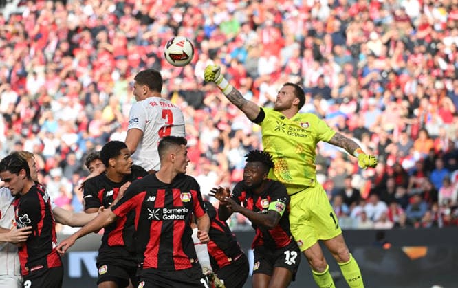 Torwart Mark Flekken (Bayer Leverkusen) kläret den Ball, (r-l) Torwart Mark Flekken (Bayer Leverkusen), Edmond Tapsoba (Bayer Leverkusen), Patrik Schick (Bayer Leverkusen), Maxime Esteve (RB Leipzig), Jarell Quansah (Bayer Leverkusen) Aktion, Zweikampf. Fussball 1. Bundesliga, 4.Spieltag, Bayer 04 Leverkusen - RB Leipzig, am 20.09.2026 in Leverkusen Deutschland. DFL regulations prohibit any use of photographs as image sequences and or quasi-video Ã‚Â