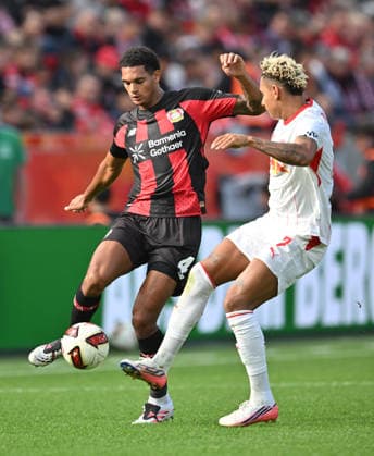 (l-r) Jarell Quansah (Bayer Leverkusen), Antonio Nusa (RB Leipzig) Aktion, Zweikampf. Fussball 1. Bundesliga, 4.Spieltag, Bayer 04 Leverkusen - RB Leipzig, am 20.09.2026 in Leverkusen Deutschland. DFL regulations prohibit any use of photographs as image sequences and or quasi-video Ã‚Â