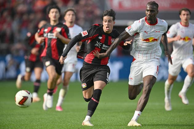 (l-r) Afonso Moreira (Bayer Leverkusen), Ezechiel Banzuzi (RB Leipzig) Aktion, Zweikampf. Fussball 1. Bundesliga, 4.Spieltag, Bayer 04 Leverkusen - RB Leipzig, am 20.09.2026 in Leverkusen Deutschland. DFL regulations prohibit any use of photographs as image sequences and or quasi-video Ã‚Â