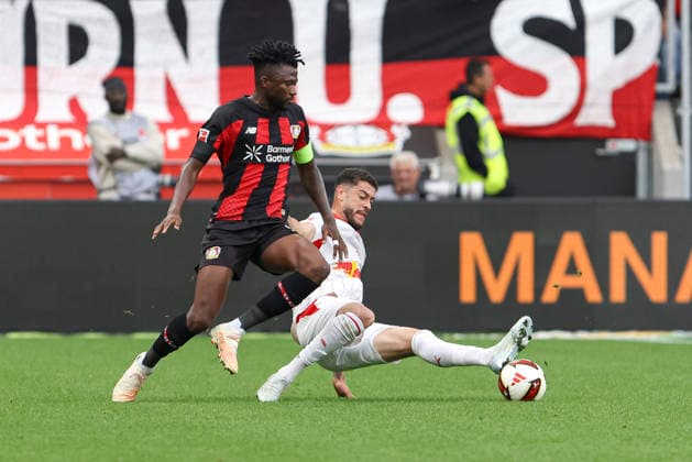 Edmond Tapsoba (Bayer 04 Leverkusen) und Romulo (RB Leipzig) im Zweikampf waehrend des Spiels der 1. Bundesliga zwischen Bayer 04 Leverkusen und RB Leipzig, BayArena am 20. September 2026 in Leverkusen, Deutschland. (Foto von Oliver Kaelke DeFodi Images) +++ Edmond Tapsoba (Bayer 04 Leverkusen) und Romulo (RB Leipzig) battle for the ball during the Bundesliga match between Bayer 04 Leverkusen and RB Leipzig at BayArena on September 20, 2026 in Leverkusen, Germany. (Photo by Oliver Kaelke DeFodi Images) DFB DFL REGULATIONS PROHIBIT ANY USE OF PHOTOGRAPHS AS IMAGE SEQUENCES AND OR QUASI-VIDEO. (Photo by Oliver Kaelke DeFodi Images) -