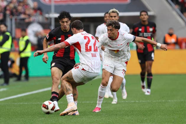 Ibrahim Maza (Bayer 04 Leverkusen), David Raum (RB Leipzig) und Neil El Aynaoui (RB Leipzig) im Zweikampf waehrend des Spiels der 1. Bundesliga zwischen Bayer 04 Leverkusen und RB Leipzig, BayArena am 20. September 2026 in Leverkusen, Deutschland. (Foto von Oliver Kaelke DeFodi Images) +++ Ibrahim Maza (Bayer 04 Leverkusen), David Raum (RB Leipzig) und Neil El Aynaoui (RB Leipzig) battle for the ball during the Bundesliga match between Bayer 04 Leverkusen and RB Leipzig at BayArena on September 20, 2026 in Leverkusen, Germany. (Photo by Oliver Kaelke DeFodi Images) DFB DFL REGULATIONS PROHIBIT ANY USE OF PHOTOGRAPHS AS IMAGE SEQUENCES AND OR QUASI-VIDEO. (Photo by Oliver Kaelke DeFodi Images) -
