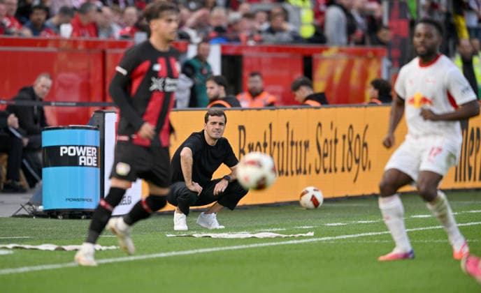 Trainer Carles Martinez (Bayer Leverkusen) beobachtet das Spiel. Fussball 1. Bundesliga, 4.Spieltag, Bayer 04 Leverkusen - RB Leipzig, am 20.09.2026 in Leverkusen Deutschland. DFL regulations prohibit any use of photographs as image sequences and or quasi-video Ã‚Â
