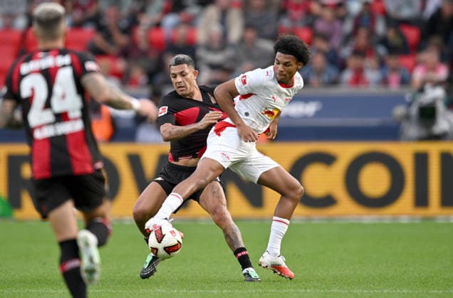 (l-r) Facundo Medina (Bayer Leverkusen), Samba Konate (RB Leipzig) Aktion, Zweikampf. Fussball 1. Bundesliga, 4.Spieltag, Bayer 04 Leverkusen - RB Leipzig, am 20.09.2026 in Leverkusen Deutschland. DFL regulations prohibit any use of photographs as image sequences and or quasi-video Ã‚Â