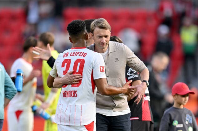 Simon ROLFES (Bayer Leverkusen, Geschaeftsfuehrung umarmt Benjamin Henrichs (RB Leipzig) Fussball 1. Bundesliga, 4.Spieltag, Bayer 04 Leverkusen - RB Leipzig, am 20.09.2026 in Leverkusen Deutschland. DFL regulations prohibit any use of photographs as image sequences and or quasi-video Ã‚Â
