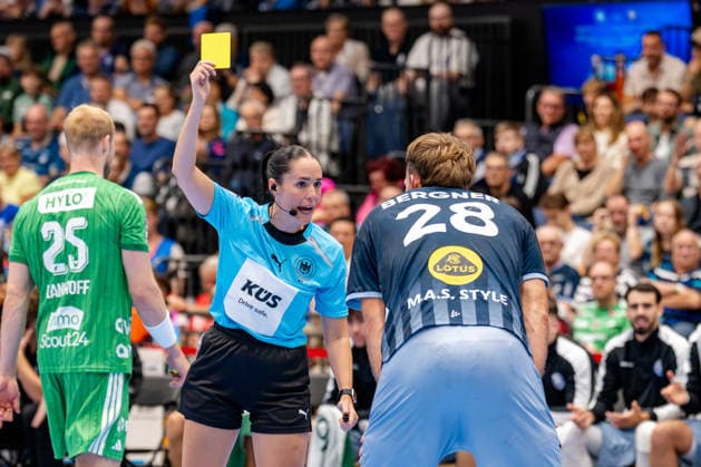 Düsseldorf, 20.09.2026, Handball, Herren, Opel Bundesliga, 5. Spieltag, 2026 2027: Bergische HC Füchse Berlin Schiedsrichterin Rosana Sug gibt Tom Bergner (Bergischer HC, 28) eine gelbe Karte